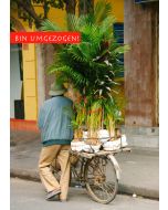 Postkarte Umzug Mann mit Pflanzen auf Fahrrad